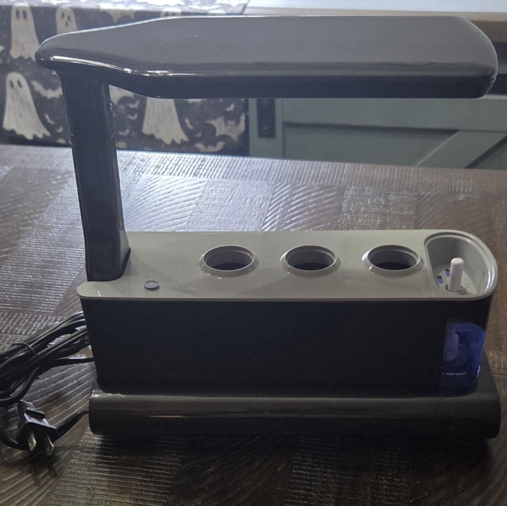 AeroGarden Sprout Indoor Hydroponic Garden w/ LED Grow Light – Good Condition